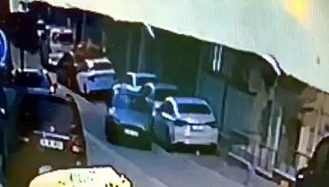 Esenyurt’ta Park Halindeki Araçlara Çarpıp Kaçtı