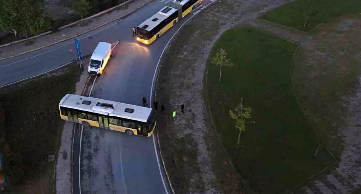 Avcılar’da Freni Boşalan İETT Otobüsü Kaza Yaptı: Yol Trafiğe Kapandı