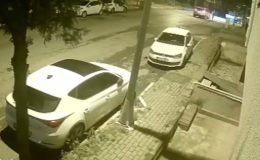 Avcılar’da Gece Yarısı Kaza: Sürücü Kaçtı, Güvenlik Kamerası Her Şeyi Kaydetti