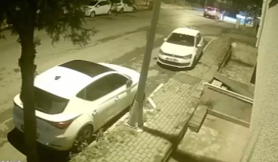 Avcılar’da Gece Yarısı Kaza: Sürücü Kaçtı, Güvenlik Kamerası Her Şeyi Kaydetti