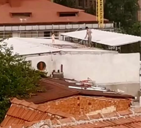 Küçükçekmece’de Tehlikeli Anlar: Baba ve Çocuk Çatıda Halı Yıkarken Görüntülendi