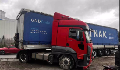 Esenyurt’ta Tır PTS Direğine Çarptı: Yol Trafiğe Kapandı!