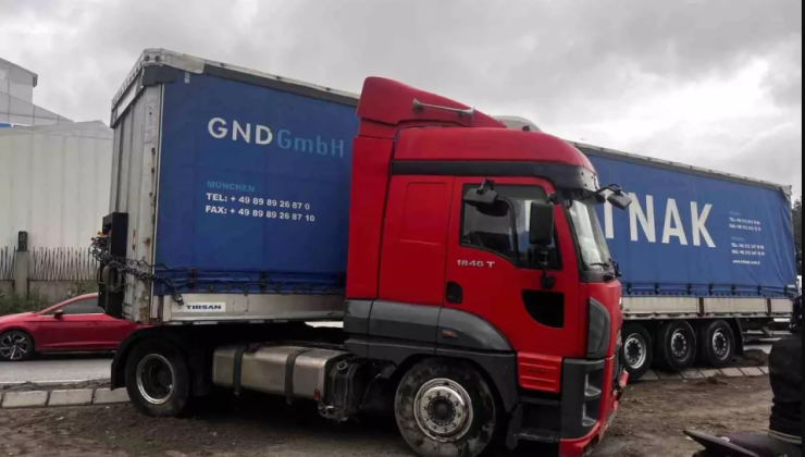 Esenyurt’ta Tır PTS Direğine Çarptı: Yol Trafiğe Kapandı!