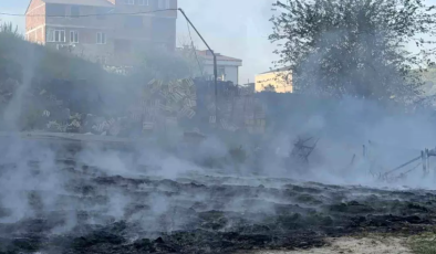 Arnavutköy’de Fabrika Bahçesinde Yangın Paniği! Alevler Gökyüzünü Sardı