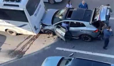 Avcılar’da Otomobil Yolcu Otobüsüne Çarptı: Sürücü Hastaneye Kaldırıldı