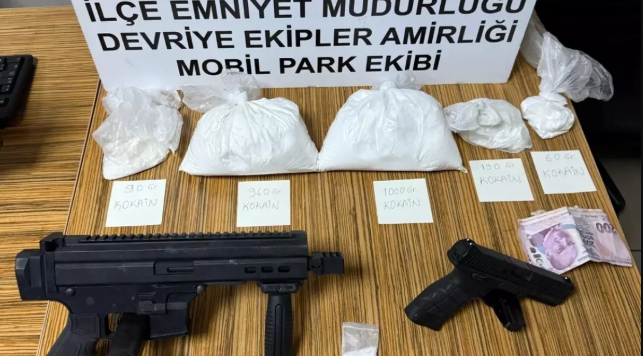 Kağıthane’de Uyuşturucu Operasyonu: Otomatik Silah, Uyuşturucu ve Tutuklama!