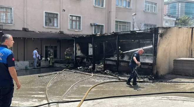 Esenyurt’ta Öğrenci Yurdu Bahçesinde Yangın: Kulübe Kül Oldu!