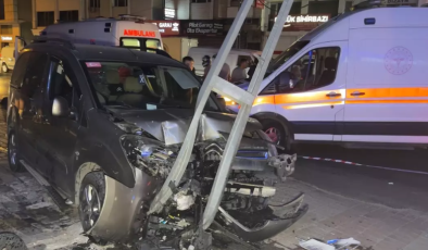 Avcılar’da Feci Kaza! Ticari Araç Direğe Çarptı: 3 Yaralı