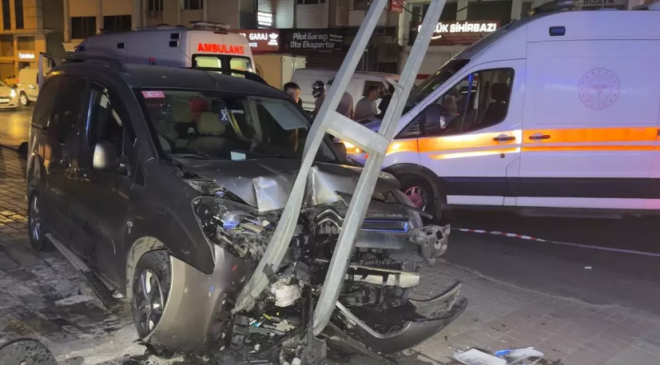 Avcılar’da Feci Kaza! Ticari Araç Direğe Çarptı: 3 Yaralı