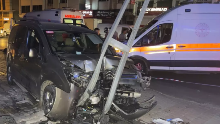 Avcılar’da Feci Kaza! Ticari Araç Direğe Çarptı: 3 Yaralı