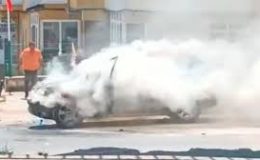 Büyükçekmece’de Park Halindeki Araç Alev Aldı: O Anlar Kamerada