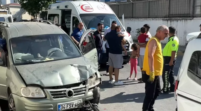 Avcılar’da Dehşet Anları: Park Halindeki Araca Çarptı, 4 Yaralı